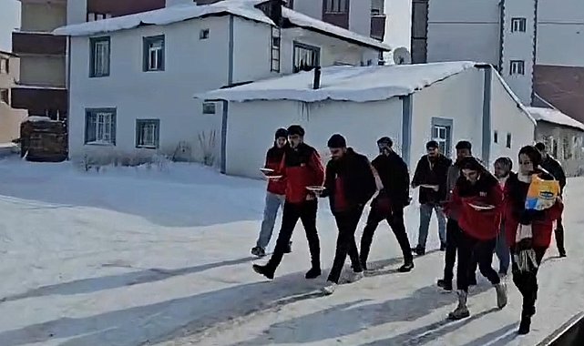 Göle'de dondurucu soğukta hayvanları beslediler