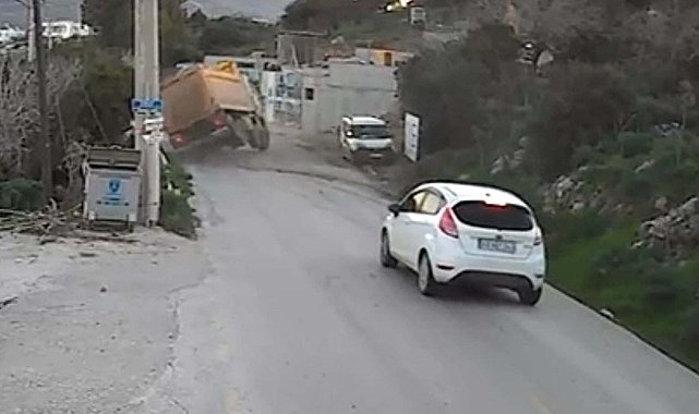 Hafriyat kamyonunun devrildiği kaza kamerada