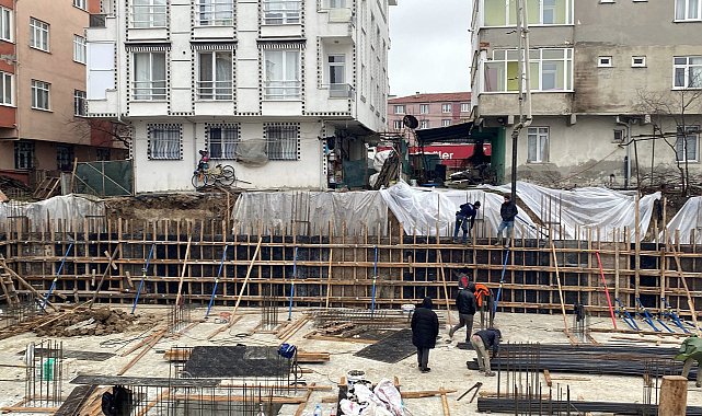 İnşaat temelinin yanındaki 3 binanın bahçesinde toprak kayması; 25 kişi tahliye edildi