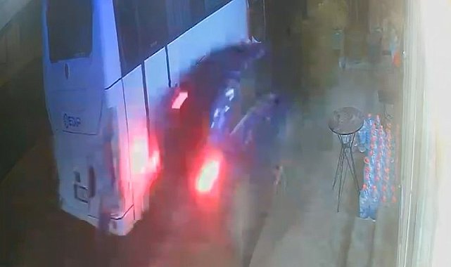 İstanbul - Arnavutköy'de otomobil midibüse çarptı; binen kişi son anda kurtuldu