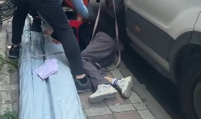 İstanbul - Bayrampaşa'da kamyonetten kayan malzeme işçinin üzerine düştü; o anlar kamerada