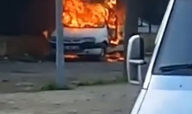 İstanbul- Beylikdüzü'nde park halindeki hafif ticari araç alev alev yandı