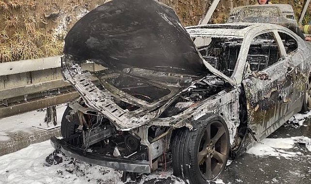 İstanbul- Fatih'te alev alev yanan otomobil demir yığınına döndü