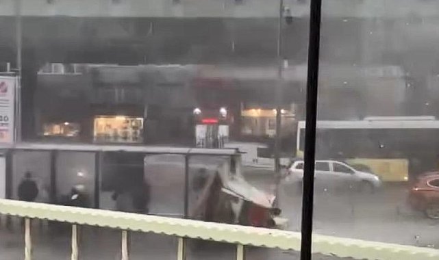 İstanbul - Fatih'te fırtınada inşaat iskelesi çöktü; çatıdan kopan kiremit parçaları aracın camını patlattı