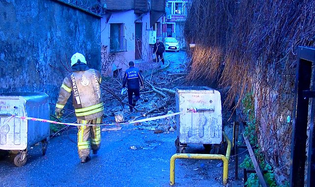 İstanbul - Fatih'te yağışın ardından istinat duvarı çöktü; sokak kapatıldı