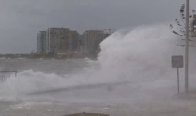 İstanbul- Fırtına nedeniyle Zeytinburnu Sahili'nde dev dalgalar oluştu