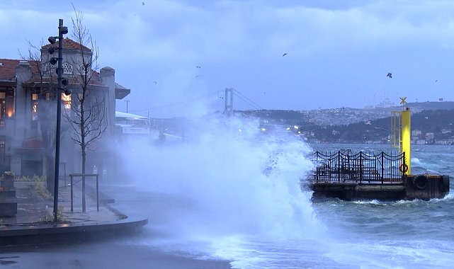 İstanbul- İstanbul'da fırtına etkili oluyor; Beşiktaş'ta dev dalgalar oluştu