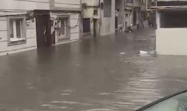 İstanbul- İstanbul'da fırtına etkili oluyor; yollar göle döndü Beyoğlu- Fatih- Levent