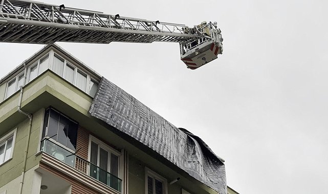 İstanbul- İstanbul'da kuvvetli rüzgar: Çatı uçtu, ağaçlar devrildi