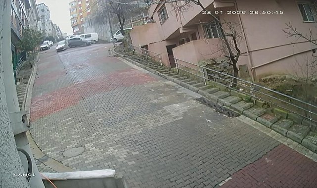 İstanbul- Kağıthane'de 2 araca ve doğalgaz kutusuna çarparak takla atan otomobil kamerada