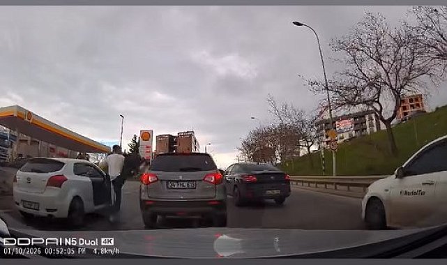 İstanbul- Pendik'te yol verme kavgasında araca defalarca tekme attı; kavga kamerada