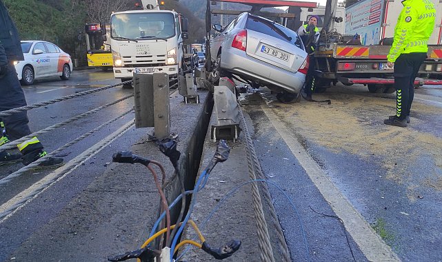 İstanbul- Sarıyer'de otomobil aydınlatma direğini devirdi