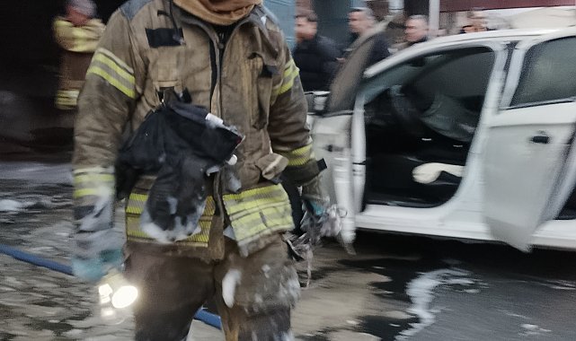 İstanbul- Silivri'de kaporta dükkanında çıkan yangında iki otomobil zarar gördü