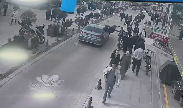 İstanbul- Sultanbeyli'de otomobilin çarptığı kadın takla attı; kaza kamerada