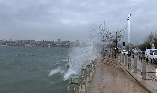 İstanbul - Üsküdar sahilinde fırtına etkili oldu; dev dalgalar oluştu