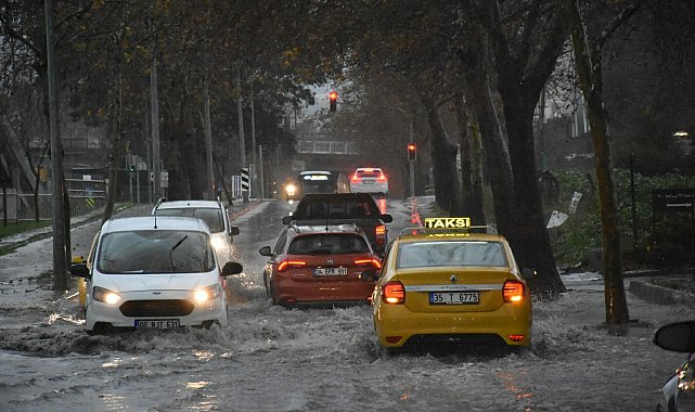 İzmir'de sağanak etkili oldu