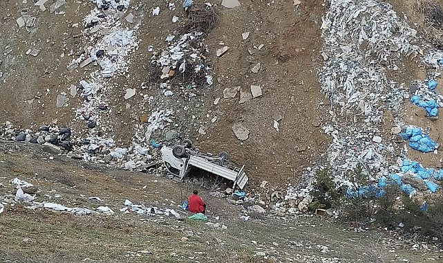 Kamyonet şarampole devrildi: 2 yaralı