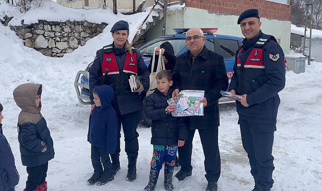 Kar nedeniyle okula gidemeyen öğrencilerin karnelerini jandarma dağıttı