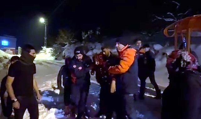 Kardan yolu kapanan köyde rahatsızlanan kadına ekipler ulaştı