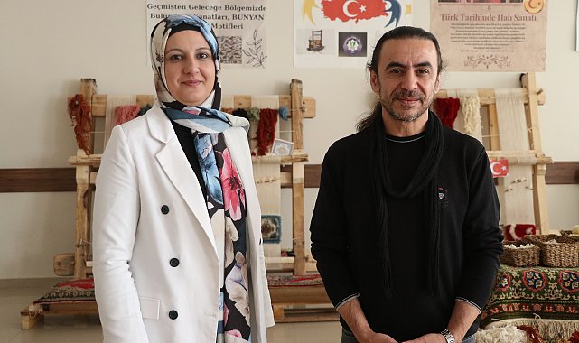 Kayseri'de 2 öğretmen, halı dokuma geleneğini yaşatmak için okulda atölye kurdu