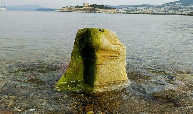 Kuşadası'nda deniz suyu çekildi; Roma dönemine ait mermer kaide ortaya çıktı