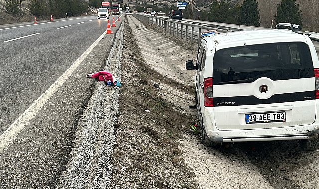 Kütahya'da hafif ticari araç refüjdeki su tahliye kanalına düştü; 2'si çocuk 3 yaralı