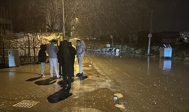 Kütahya'da kuvvetli rüzgar nedeniye evin çatısı uçtu, ağaçlar devrildi
