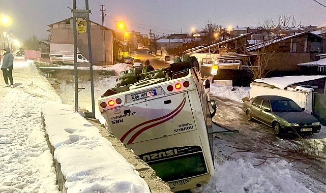 Malatya'da işçi servis midibüsü devrildi; 9 yaralı