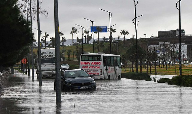 Manisa'da kuvvetli rüzgar nedeniyle çatılar uçtu, ağaçlar devrildi; 1 yaralı