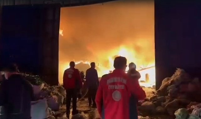 Mersin'de geri dönüşüm tesisinde yangın