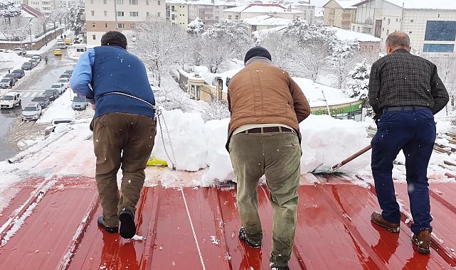 Metrelerce yüksekte ipin ucunda zorlu mesai