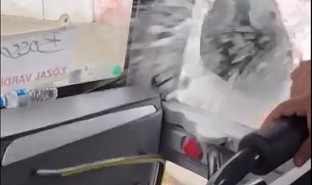 Motosiklet sürücüsü, yol verme kavgasında servis minibüsünün camını kaskıyla kırdı; o anlar kamerada