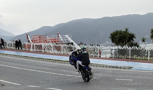 Muğla'da motosikletiyle tek teker üzerinde ilerleyen sürücüye ceza