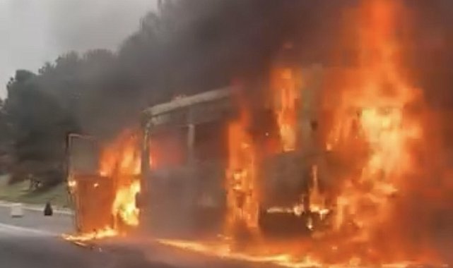 Osmaniye'de seyir halindeki servis minibüsü yandı