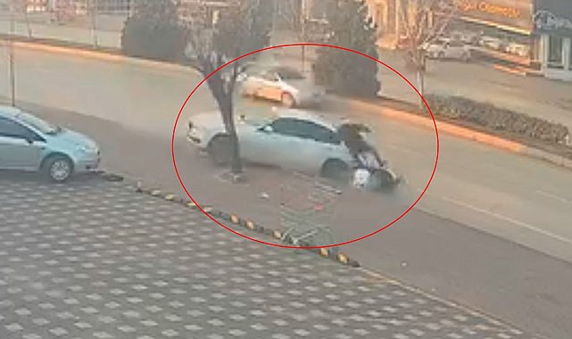 Otomobil önce motosiklete ardından da yol kenarındaki ağaca çarptı