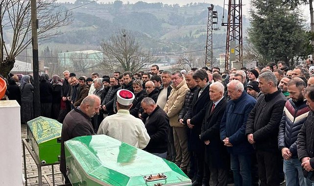 Otomobil, TIR'a çarptı: 2 ölü, 1 yaralı