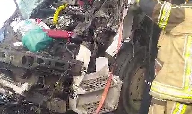 Park halindeki TIR'a çarpan TIR'ın şoförü ağır yaralandı