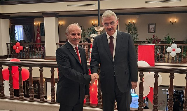 Protokoldeki kravatlı simitçi