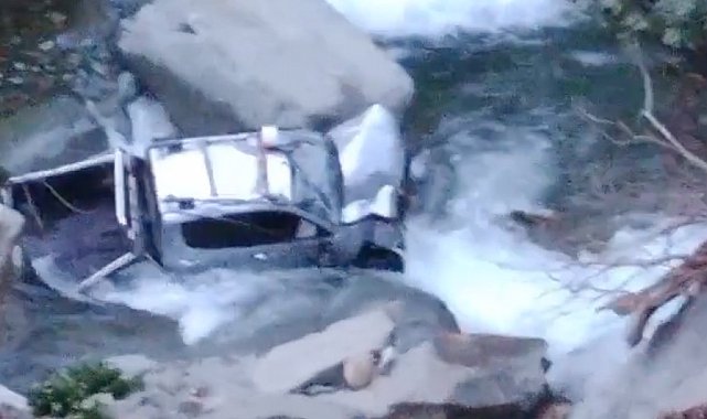 Rize'de kamyonet dereye yatağına düştü: 2 yaralı