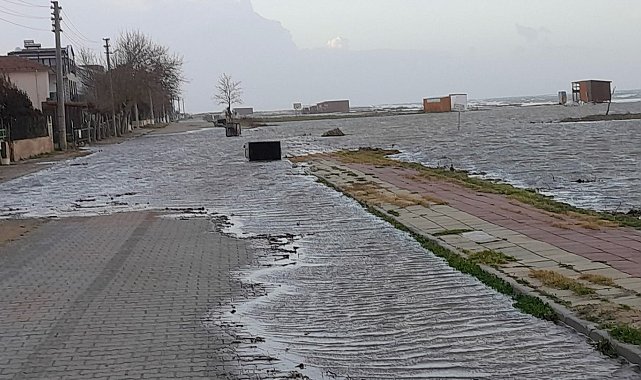 Saros Körfezi'nde kuvvetli lodos; işletmeler su altında kaldı