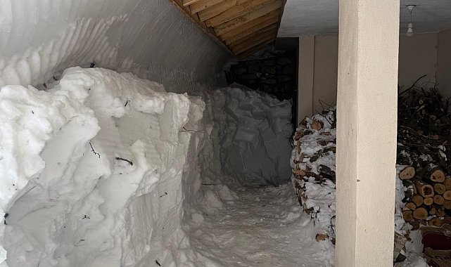 Şırnak'ta kapanan köy yolları açıldı, çığ altındaki evler çıkarıldı