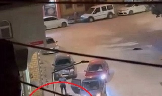 Tartıştığı ağabeyini sokak ortasında bıçakladı; o anlar kamerada