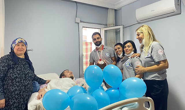 Tavanda film gösterimi yapıp yatalak hastanın hayalini gerçekleştirdiler