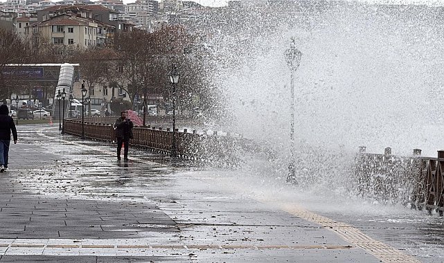 Tekirdağ'da fırtına; eğitim uçuşları iptal edildi, balıkçılar denize açılamadı