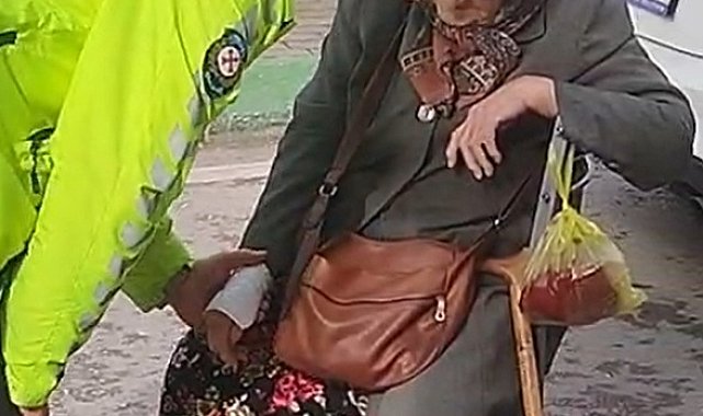 Trafik polisi, yaralanan kadına ilk müdahaleyi yapıp elini bir an olsun bırakmadı