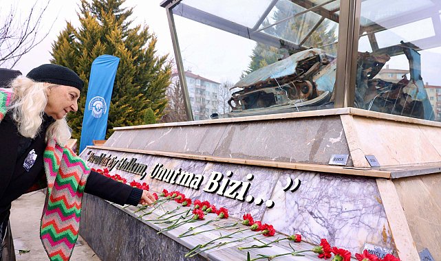 Uğur Mumcu, Eskişehir'de hurda otomobilinin sergilendiği alanda karanfillerle anıldı