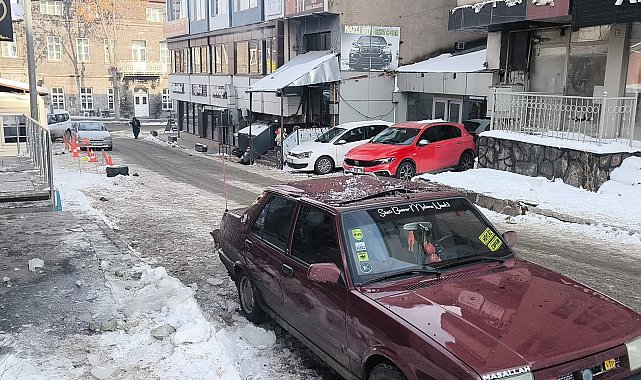 Üzerine buz sarkıtı düşen otomobilin sürücüsü yaralandı