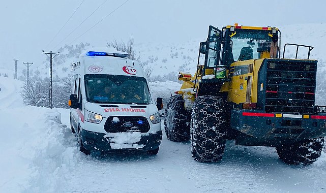 Yolu kapalı köyde rahatsızlanan hasta, ekipler tarafından hastaneye ulaştırıldı