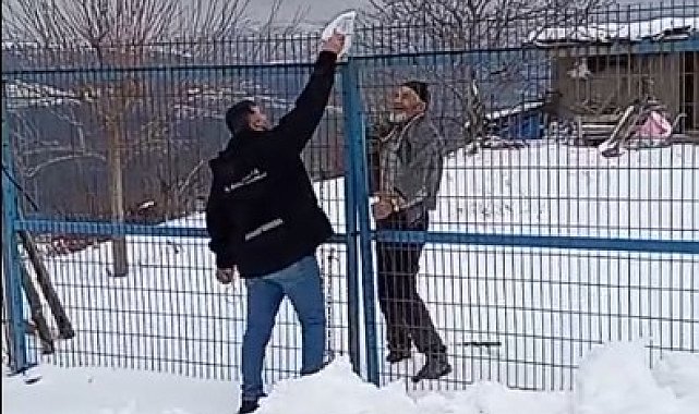 Yolu kardan kapanan mezradaki hastanın ilaçları kepçeyle ulaştırıldı