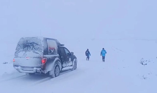 Yolu kardan kapanan yerleşim yerlerine ulaşıp, 1 haftada 57 hastayı kurtardılar